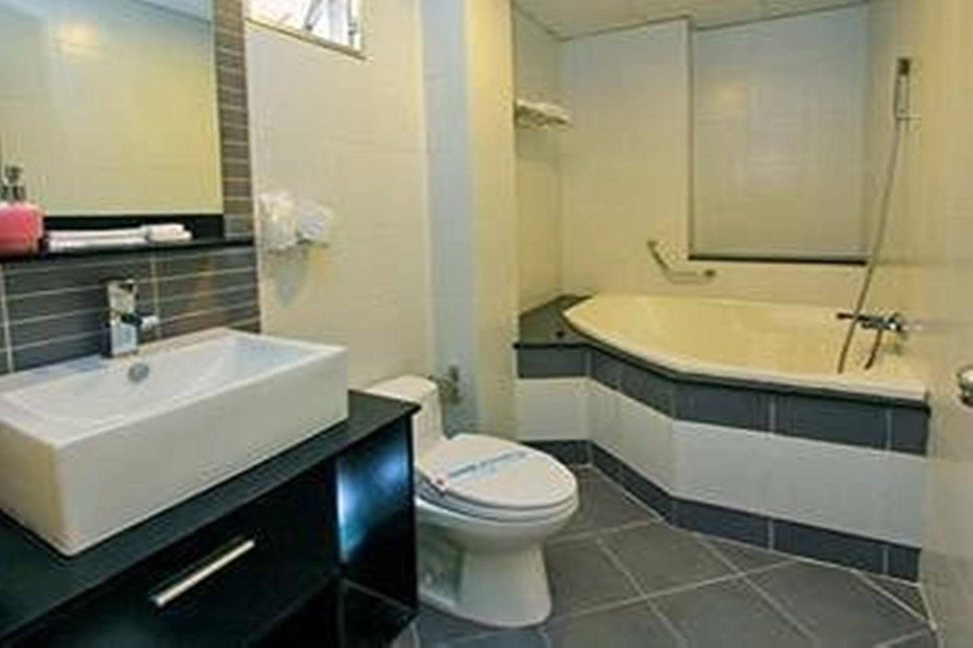 A&em - The Petit 2* TP. Hồ Chí Minh